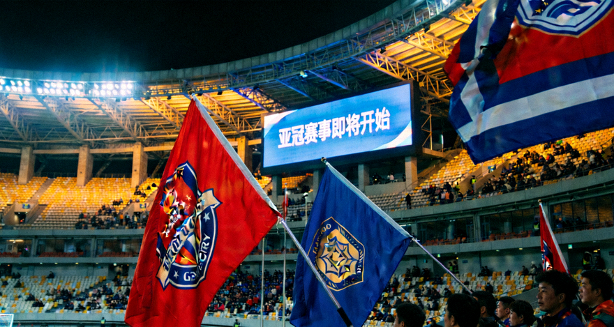 夜色中的足球场看台，亚冠赛事即将开始